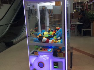 Claw machine in a Brasilian shopping mall
